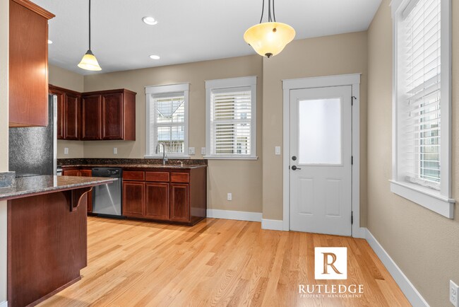 Building Photo - Gorgeous End Unit Townhome in The Heart of Historic Jacksonville!