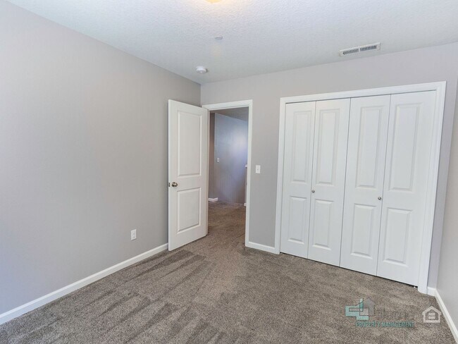 Building Photo - Spacious 4 Bedroom Home with Solar Power N...