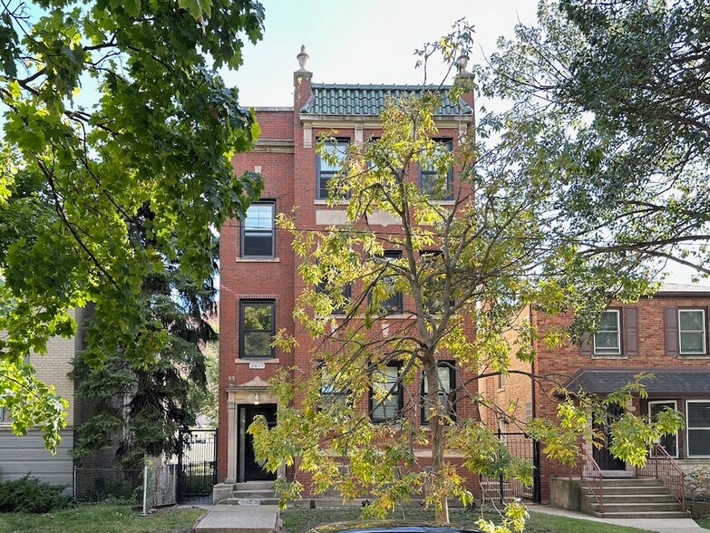 Building Photo - 2613 W Rascher Ave