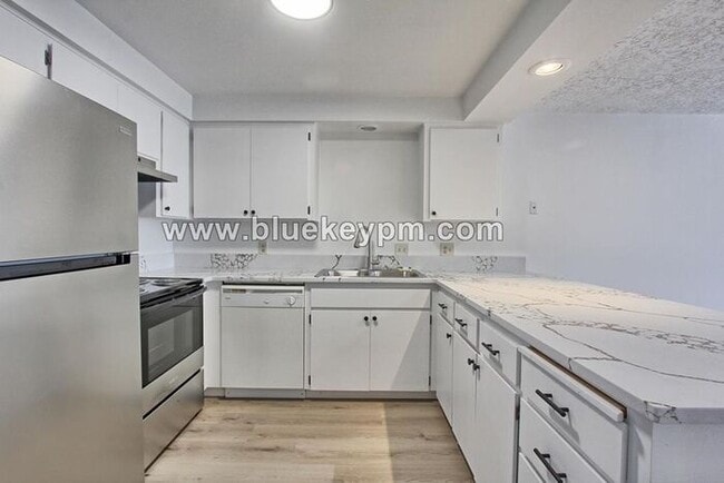 Building Photo - 2 Bed, 1 Bath Unit in Battle Ground in a 55+ Complex 2 blocks off Main Street