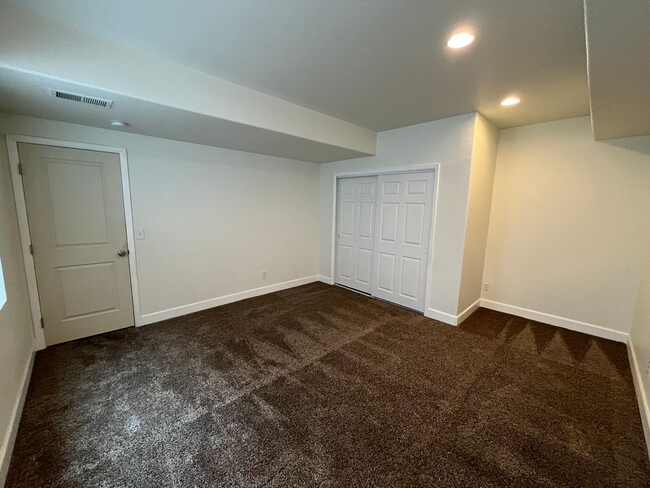 Building Photo - 5 Bed, 3.5 Bath with A/C, Available Now! -...