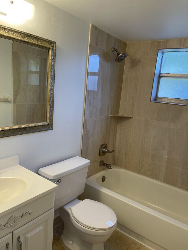 Building Photo - 102 Gardens Dr