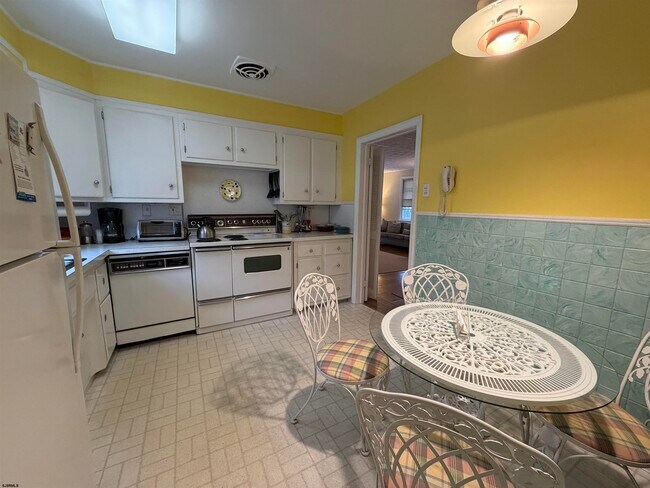 Building Photo - 33 N Gladstone Ave