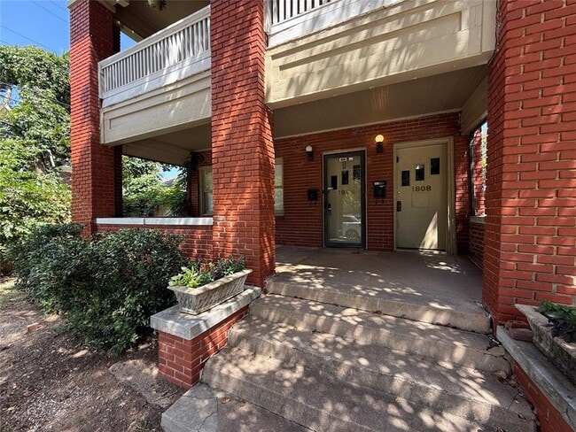 Building Photo - 1806 N Robinson Ave