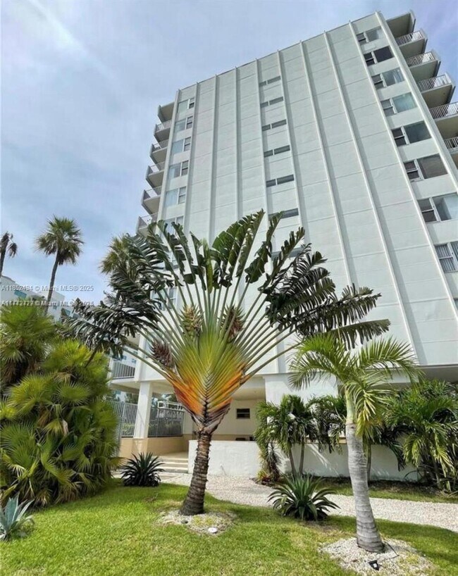 Building Photo - 7545 E Treasure Dr