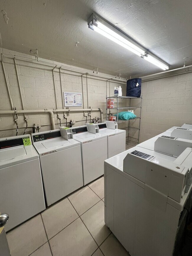 Building Photo - 1/2 off 1st month's rent! 2 Bedroom, 2 Bath & 2 Parking Spaces.