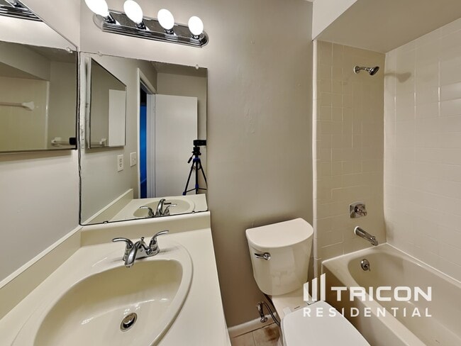 Building Photo - 4613 S Country Hills Ct