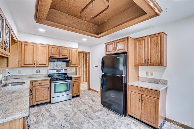 Building Photo - 23 Cardownie St