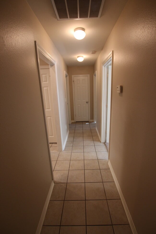 Building Photo - Stunning 3 Bedroom in Vineyard Estates Com...