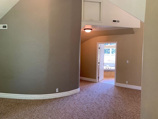 Building Photo - 5 bedroom 3 bathroom gorgeous house with v...