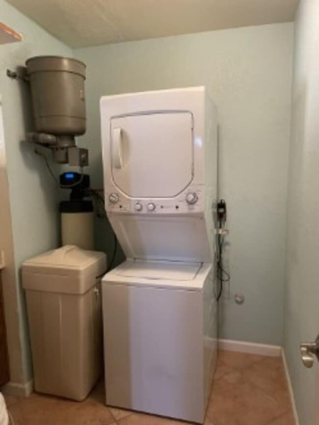 Building Photo - Spacious 3 bedroom, 3 bath, condo with a l...