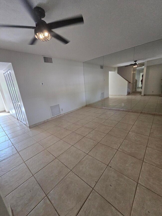 Building Photo - 10710 La Placida Dr