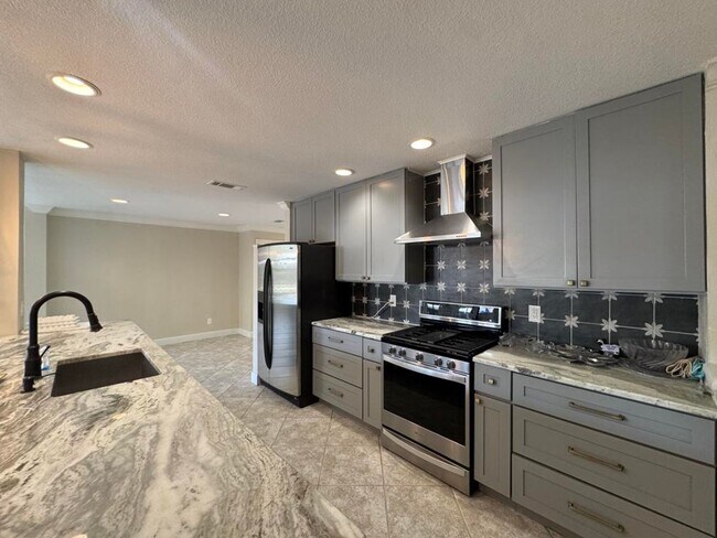 Building Photo - Gorgeous 5 Bedroom Pool Home in Ormond