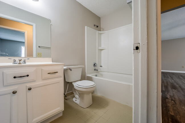 Building Photo - Four Bedroom Home in Summerville, SC!