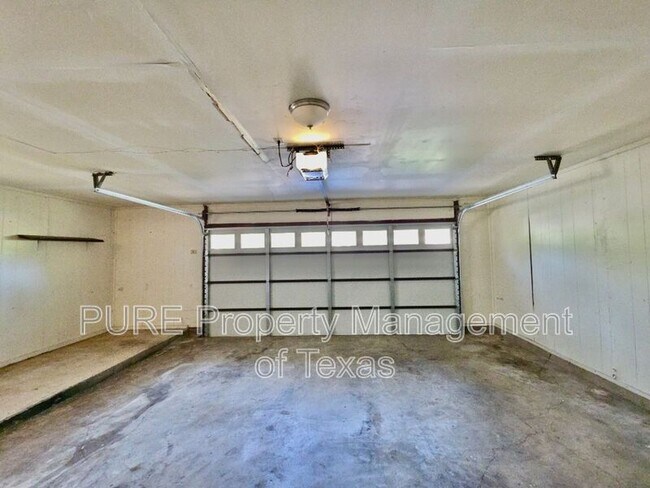 Building Photo - 3000 Lakeside Dr