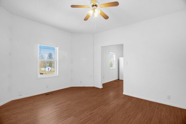 Building Photo - Cozy Home located in Greensboro