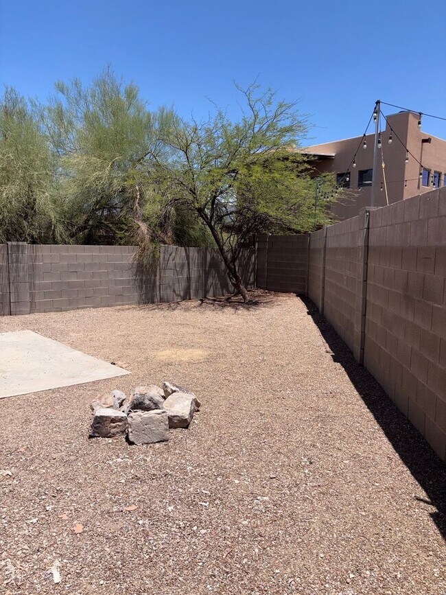 Building Photo - Must See 3 bedroom home! Near Downtown and...