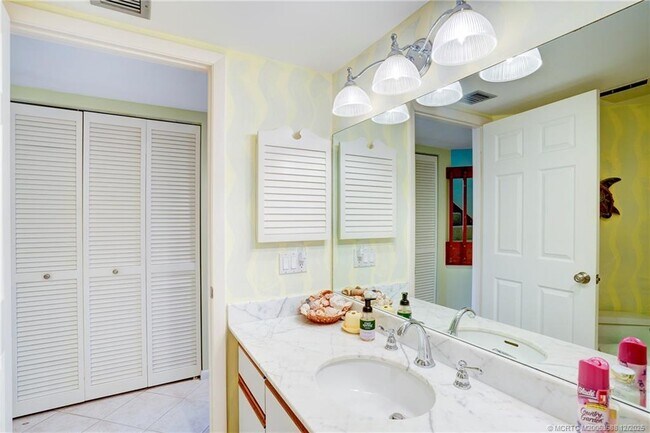 Building Photo - 233 NE Edgewater Dr