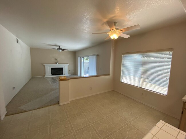 Building Photo - 4 bed/2.5 bath 2400+ sq ft in Gated Painte...