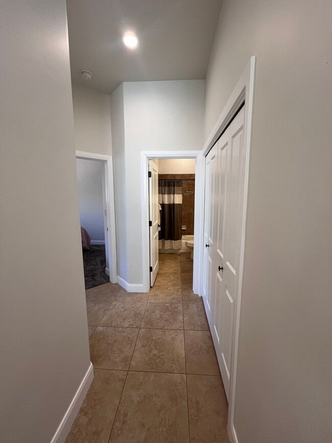 Building Photo - 8 Month Term Furnished Townhome In Hurricane