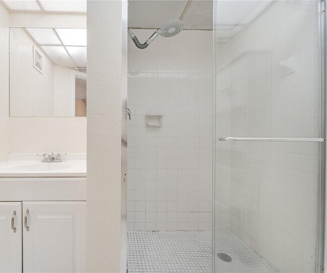 Building Photo - 7911 N Colony Cir