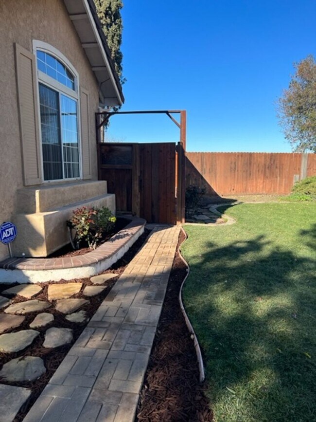 Building Photo - Spacious 4-Bedroom Home in a Quiet Tracy Cul-De-Sac!