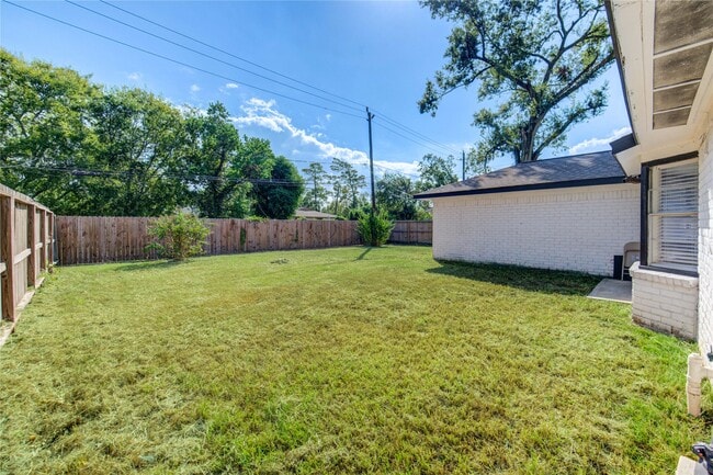 Building Photo - 7838 Royalwood Dr