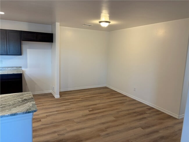Building Photo - 915 E Berk Ave