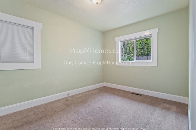 Building Photo - Charming Three Bedroom Home in Hazelwood!