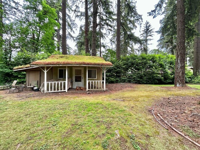 Building Photo - Tranquil Environment: 3 Bed, 1 Bath House