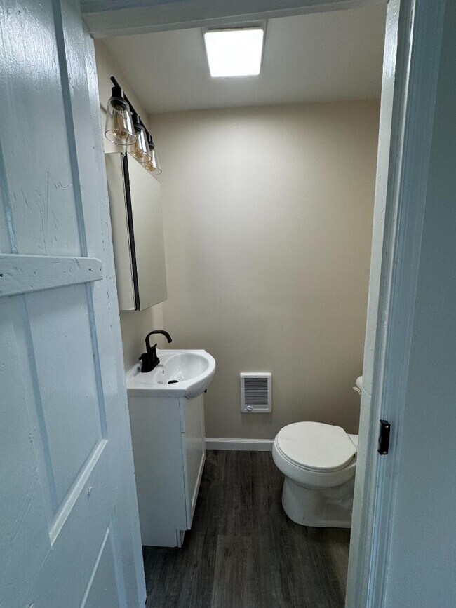 Building Photo - 105 E Railroad St