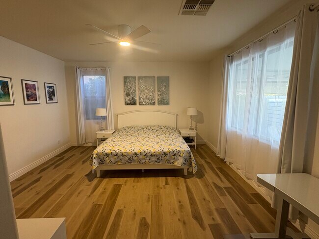 Building Photo - 1180 E Saddleback Pl