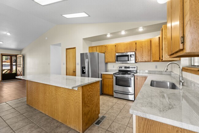Building Photo - 103 E Miller Ct