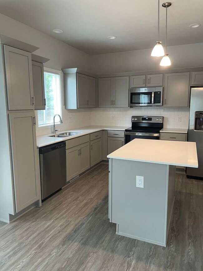 Building Photo - 3 bedroom 3 bathroom Single-Family Home in...
