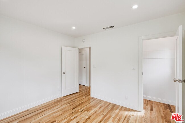 Building Photo - 525 N Crescent Heights Blvd