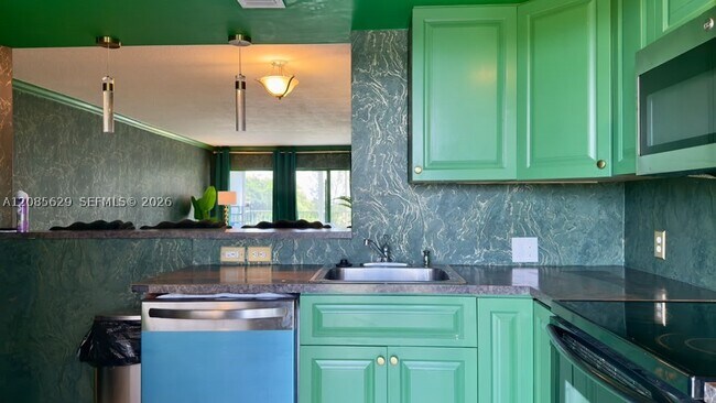 Building Photo - 3150 N Palm Aire Dr