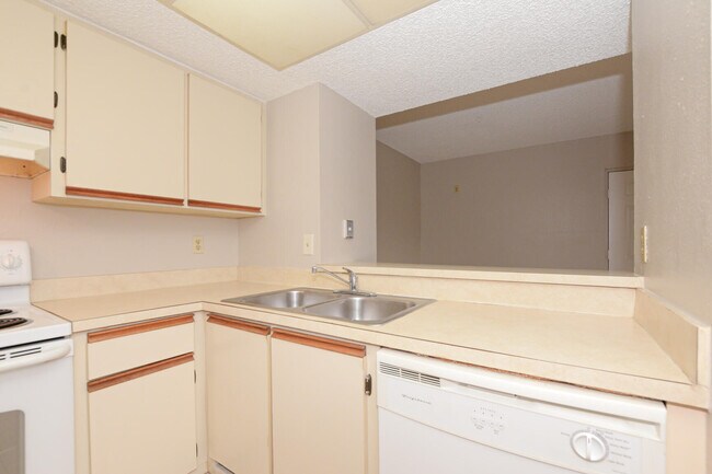 Building Photo - 1540 SE Royal Green Cir