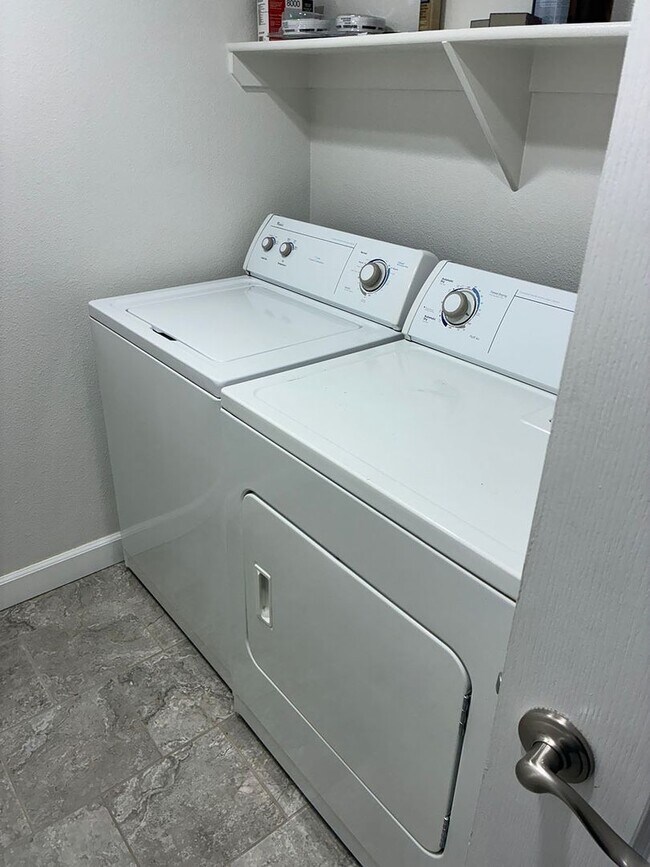 Building Photo - SilverCreek Distinctive Attached 1 BR Home