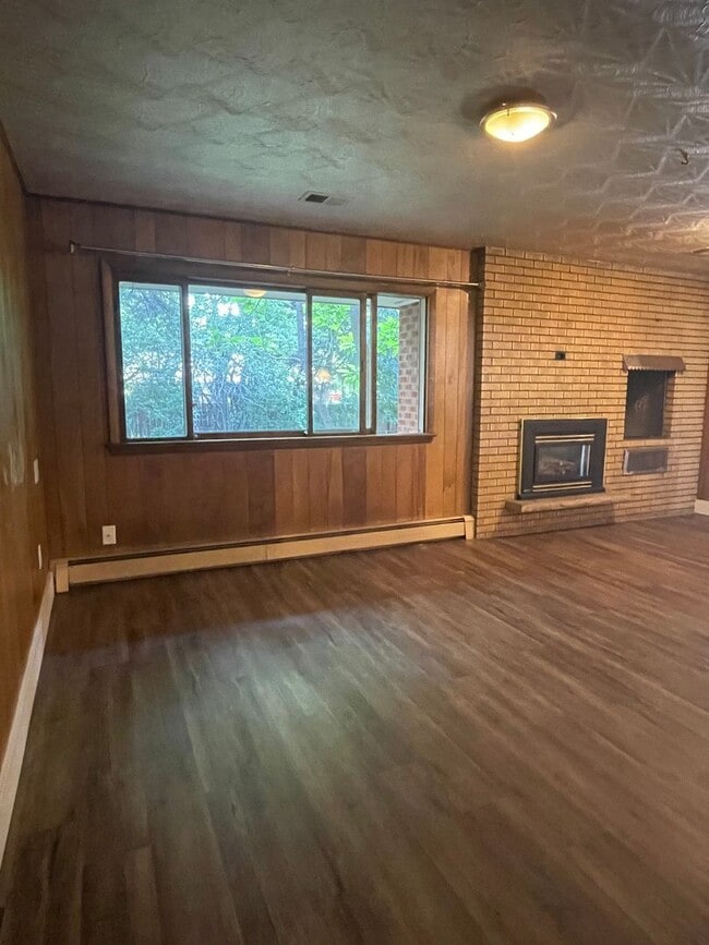 Building Photo - STUDENTS WELCOME! Sprawling Ranch Style 3 Bedroom 3 Bath Home w/ finished basement in Midtown For...