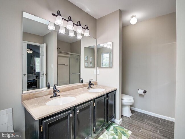 Building Photo - 15744 Beau Ridge Dr