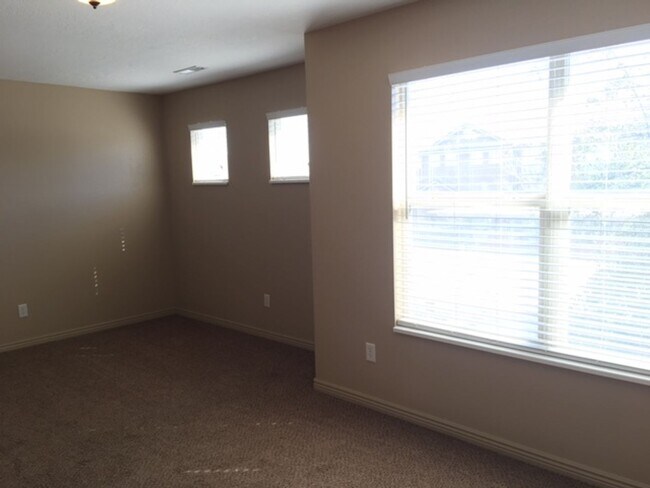 Building Photo - Desired Hidden Valley Town Home