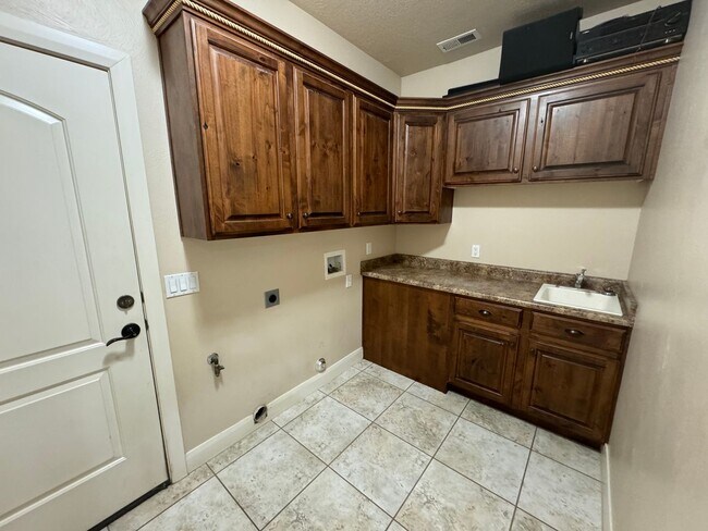 Building Photo - Great Home in LITTLE VALLEY!!!  Large yard!