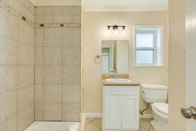 Building Photo - 3206 Pine St