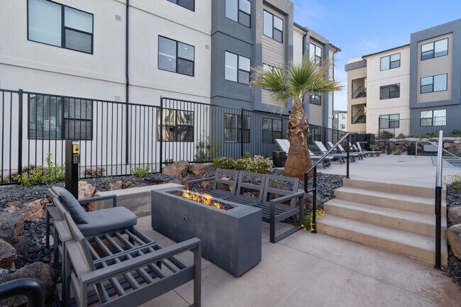 Building Photo - 206 N Chapparell Dr