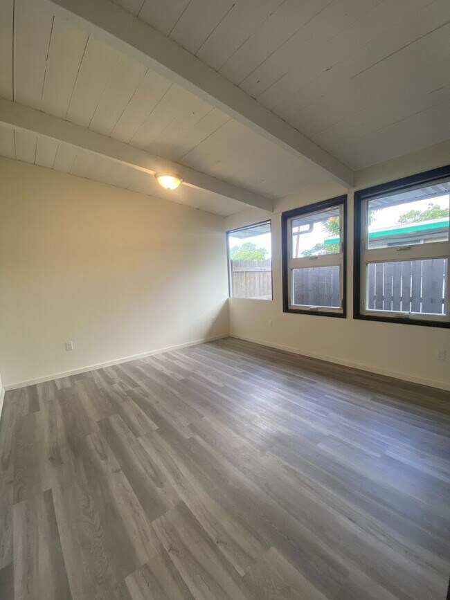 Building Photo - Beach House Rental in Waianae - Available Now