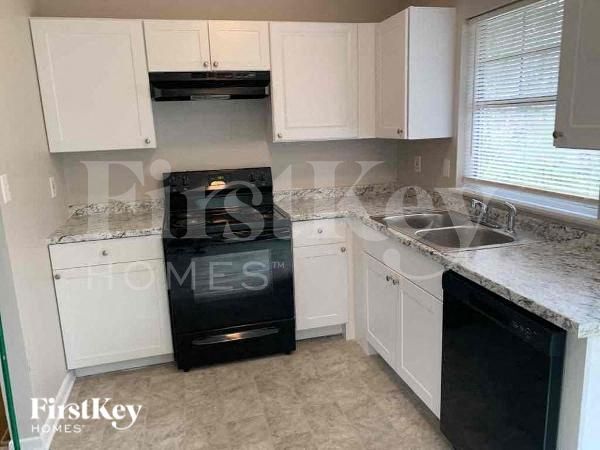 Building Photo - 5195 Suggs St