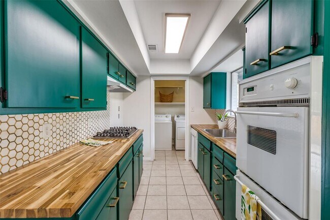 Building Photo - 400 Cherry Hill Dr