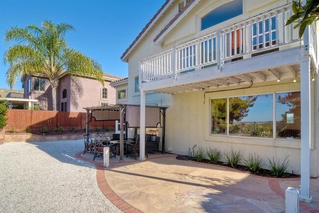 Building Photo - Spectacular 4 bd. 3 bath home in prime Dis...