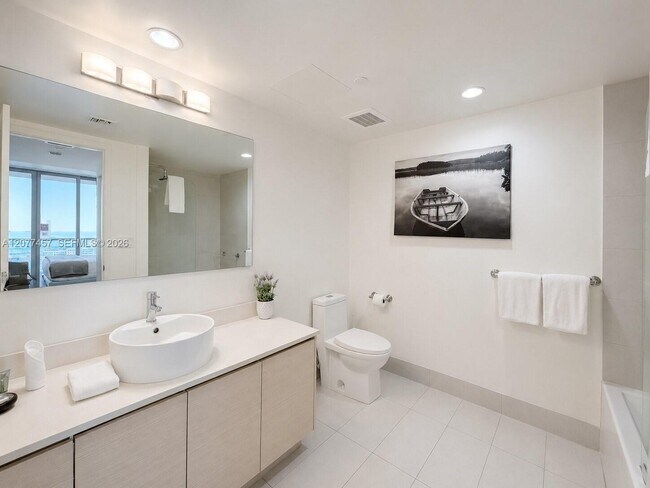 Building Photo - 2600 E Hallandale Beach Blvd