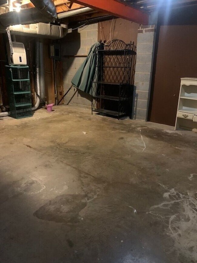 Building Photo - Large 3 Bedroom 2.5 Bath Townhome in Prime Location